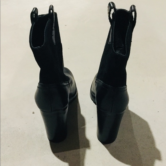 LAUREN RALPH LAUREN ••• Heeled Leather Ankle Boots - Picture 3 of 6